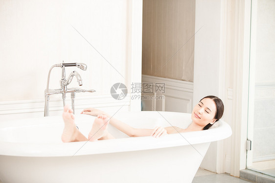 幸福能力水龙头青年女人在浴室沐浴图片
