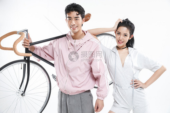 东方人大半身男朋友青年情侣骑自行车图片