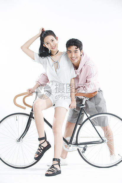 彩色图片摄影造型青年情侣骑自行车图片