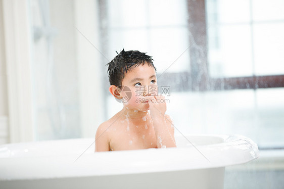 开端预期仅一个男孩小男孩在洗澡图片
