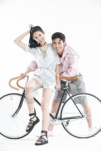 彩色图片背景分离女人青年情侣骑自行车图片