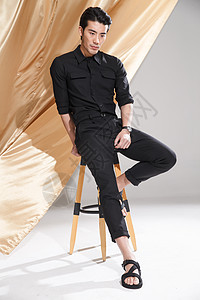 黑色椅子造型时尚青年男人图片