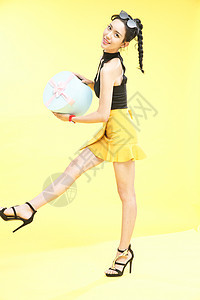 黄色背景时装女特质时尚的青年女人图片