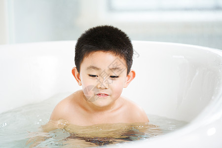 亚洲湿洗涤小男孩在洗澡图片