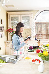 居家女人在厨房图片