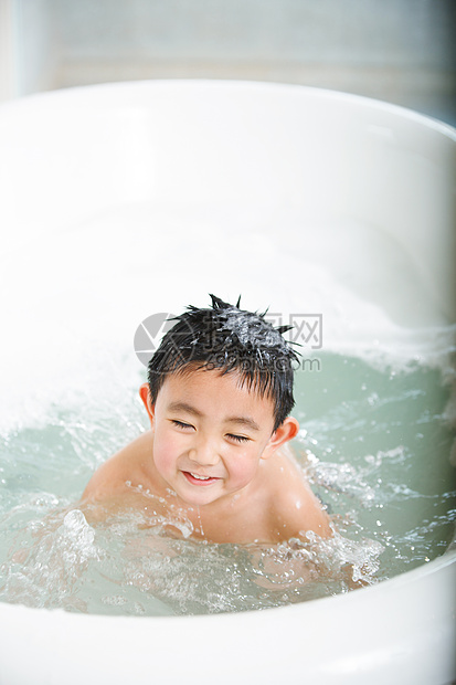 开端湿健康小男孩在洗澡高清图片下载-正版图片501936938-摄图网