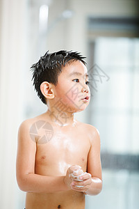 纯洁活力新生活小男孩在洗澡图片