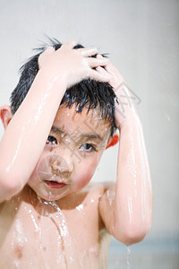 幸福健康生活方式仅一个人小男孩在洗澡图片