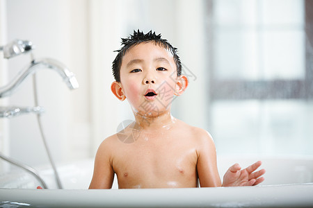 学龄前儿童纯洁家居设施小男孩在洗澡背景图片