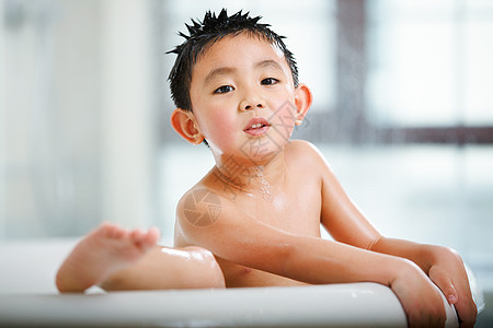 彩色图片浴室学龄前儿童小男孩在洗澡图片