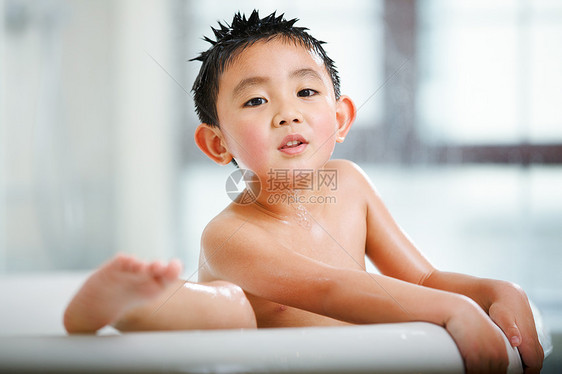 彩色图片浴室学龄前儿童小男孩在洗澡图片
