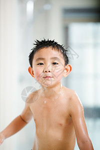 仅男孩仅一个人享乐小男孩在洗澡图片