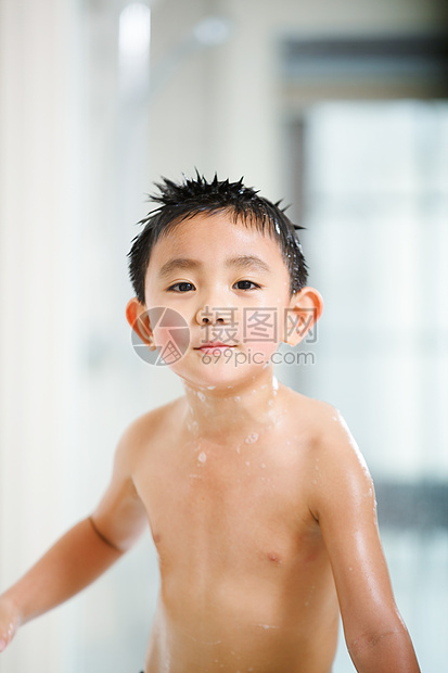 仅男孩仅一个人享乐小男孩在洗澡图片