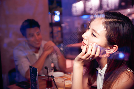 餐厅健康20多岁青年情侣的夜生活图片