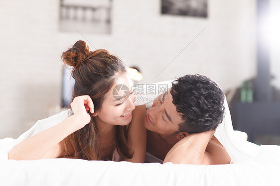 坠入爱河舒服亚洲人亲密的青年情侣图片