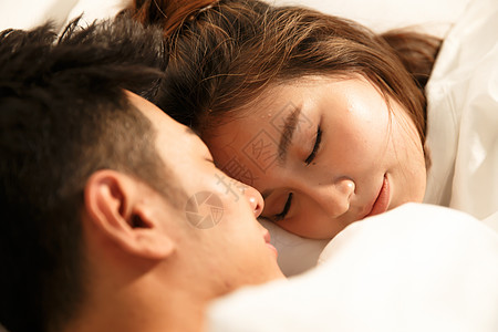亚洲男人睡觉异恋帅哥美女青年情侣在床上睡觉背景