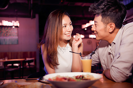 约会仅成年人快乐青年情侣吃晚餐图片