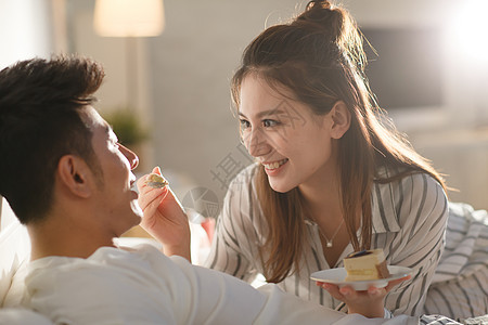 青年情侣吃蛋糕图片