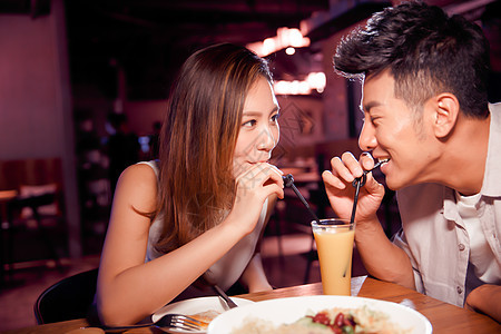 青年男人幸福欢乐青年情侣吃晚餐图片