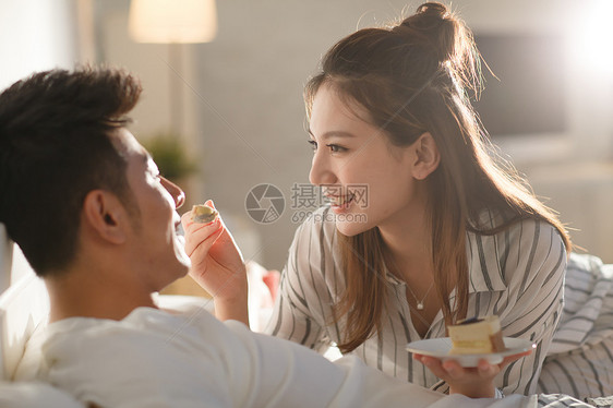 青年情侣吃蛋糕图片