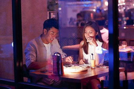 户内青年伴侣果汁青年情侣吃晚餐图片