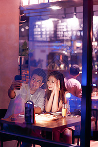 人休闲浪漫青年情侣吃晚餐图片
