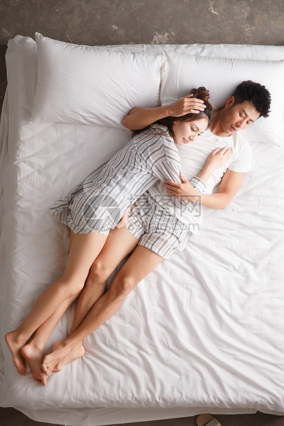 健康生活方式卧室优雅青年情侣在床上睡觉