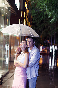 下雨天夜里一起逛街的情侣图片