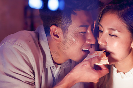 20到24岁气氛无忧无虑青年情侣吃晚餐图片