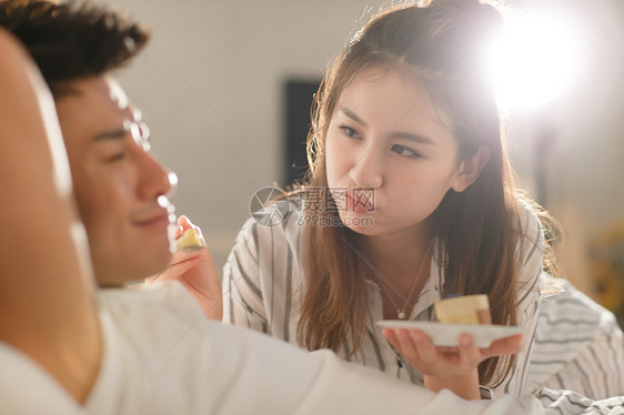 早餐青年情侣吃蛋糕图片