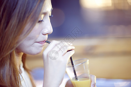 便利享乐青年女人在喝果汁图片
