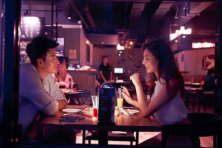 约会灯光温馨青年情侣吃晚餐图片