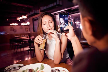 25岁到29岁餐饮气氛青年情侣吃晚餐图片