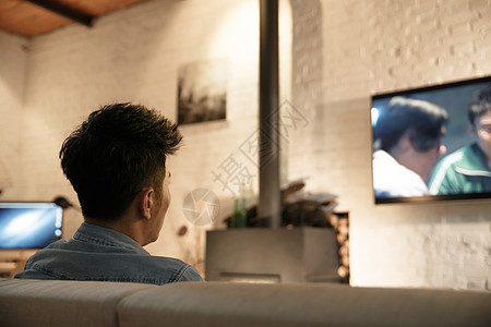 摄影成年人独处青年男人在看电视图片