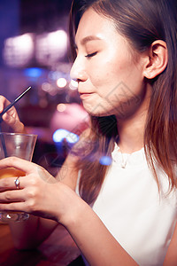便利餐厅活力青年女人在喝果汁图片