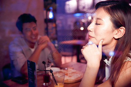 青年人东方人20到24岁青年情侣的夜生活图片