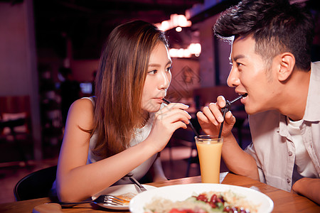 喝果汁情侣人浪漫餐馆青年情侣吃晚餐背景