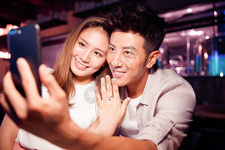 欢乐亚洲快乐青年情侣的夜生活图片