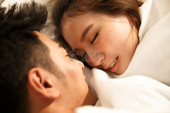 亲昵青年伴侣青年情侣在床上睡觉图片