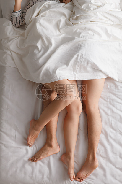 东方人坠入爱河床上用品青年情侣在床上睡觉图片