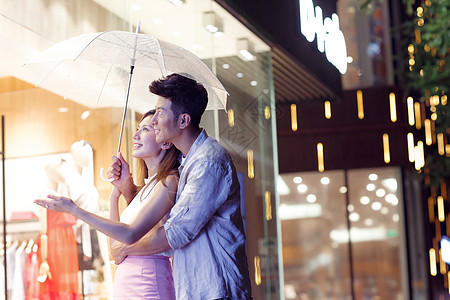 下雨天夜里一起逛街的情侣图片