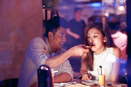 饮食偏好女人半身像青年情侣吃晚餐背景