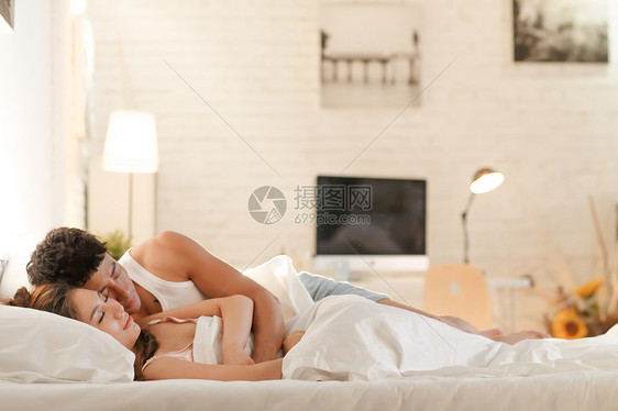 住宅内部两个人女人青年情侣在床上睡觉图片