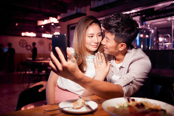 桌子青年伴侣彩色图片青年情侣的夜生活图片