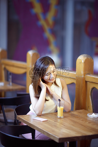 咖啡店饮食吸管青年女人在喝果汁图片