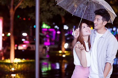 下雨天夜里一起逛街的情侣图片