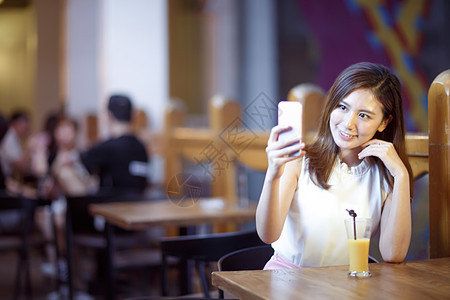 亚洲人咖啡文化光效果青年女人在咖啡馆图片