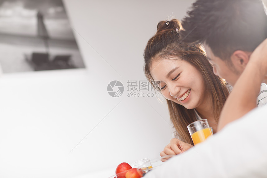 家居青年情侣在床上吃早餐图片