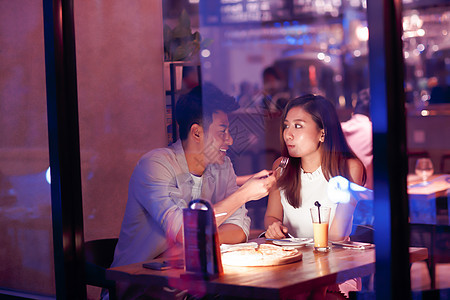 北京浪漫餐馆青年情侣吃晚餐图片