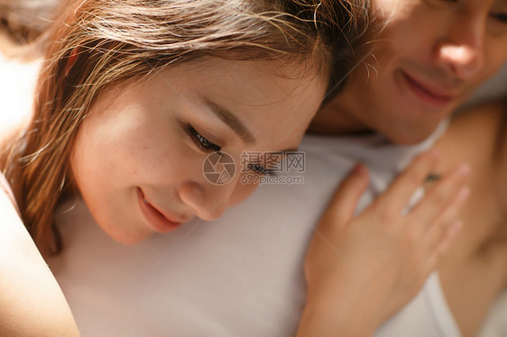 亚洲人睡觉男人青年情侣在床上图片